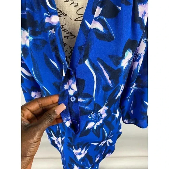 NYDJ v-neck floral buttoned Blouse - Picture 5 of 7